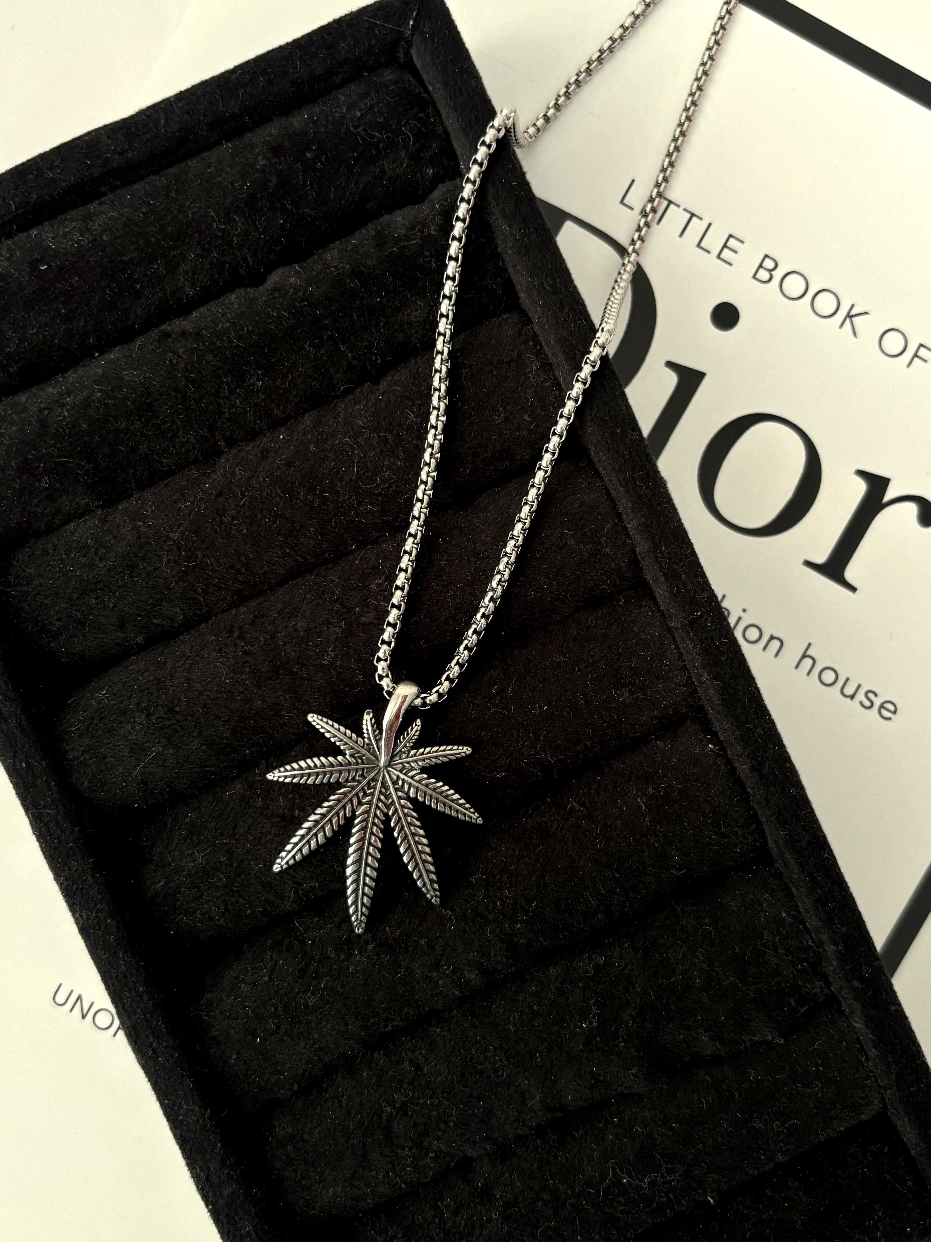 گردنبند برگ ماریجوانا مردانه